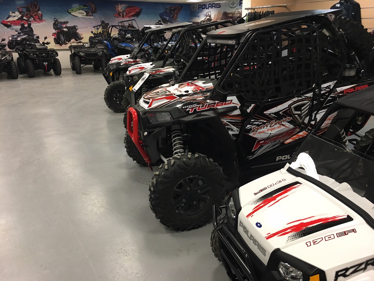 Showroom Polaris Sport Evasion Avignon